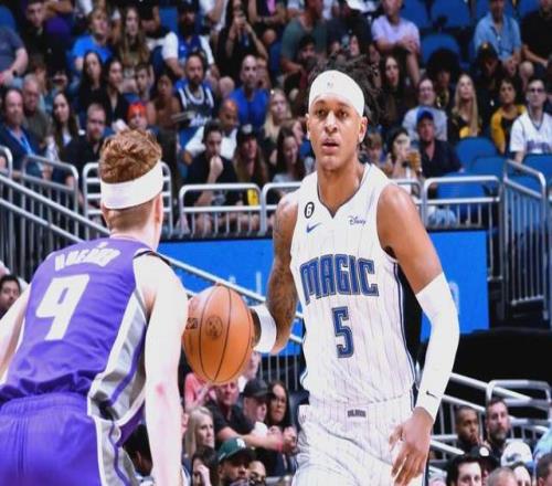 从1换7被嘲讽为笑柄，到变成球队核心，连状元都要给他“打下手”