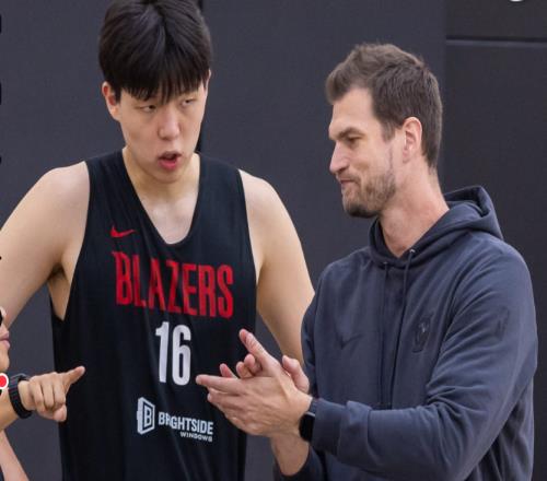 杨瀚森要换教练了曝开拓者积极打探教练市场斯普利特可能下课