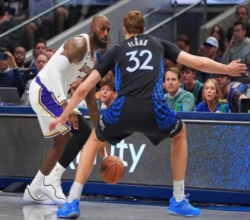 残阵湖人不敌独行侠！詹姆斯空砍，赛后四大坏消息缠身前景堪忧