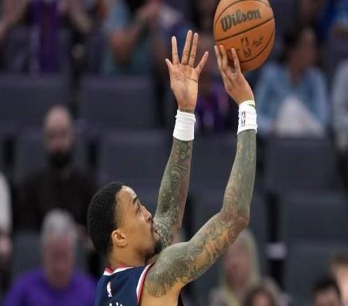 打疯了！快船飙20记三分造惨案：变阵收奇效，伦纳德三节轰26分