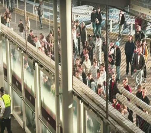 西汉姆球迷提前离场后被拒绝重新入场，只能靠直播看点球大战