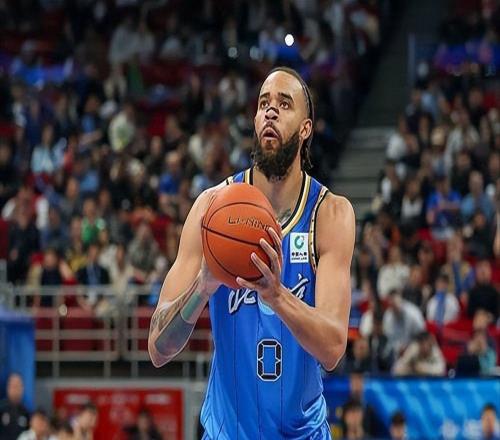 CBA再现奇葩剧情！外援被换下发飙怒骂主教练，麦基不满加入战局