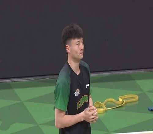 两连胜，辽宁男篮稳住第10名，新外援21+9选对了，赵继伟全能发挥