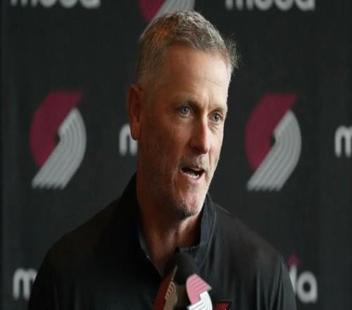 记者：开拓者正积极考察教练市场，以考虑赛季结束后是否换帅