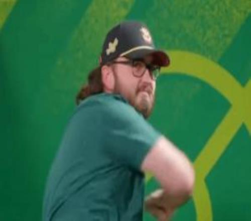 离谱！电竞冠军因庆祝动作被判负空中挥拳时可能干扰到对手