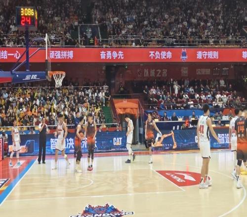 低谷见真章：许梦君、刘毅，给山东男篮撑住一口气