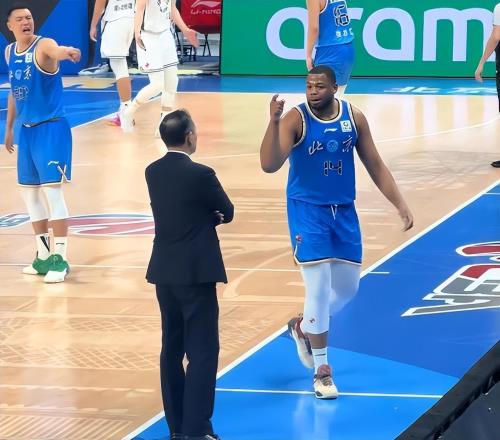 一分不得哪来的底气被换下竟敢顶撞许利民，球迷：吵了好几次了