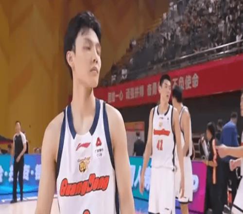 广东惨案！本土仅13分遭山东打爆，北京16分逆转，广厦止颓