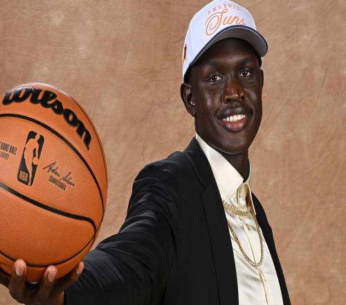 火箭截胡南苏丹18岁天才，签证禁令让全家错过选秀夜