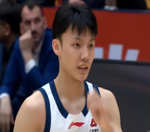 广东男篮掉出前四，粤媒称赞徐杰胡明轩引争议，球迷：睁眼说瞎话