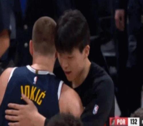 开心！小杨终于和约基奇抱上了！