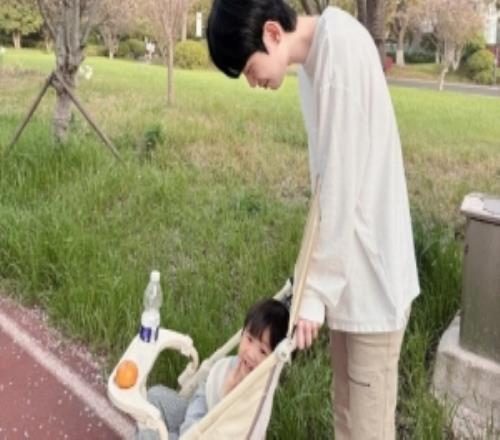 doinb分享日常生活照片：很舒服嘿嘿