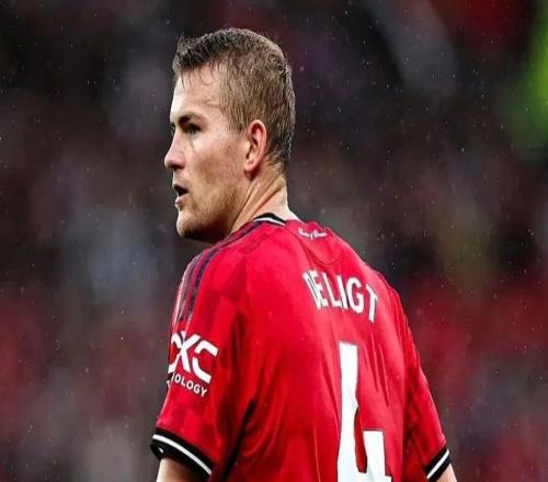 斯科尔斯和巴特谈德里赫特的去留问题TA：B费会经常主动和年轻球员聊天并关心外租球员