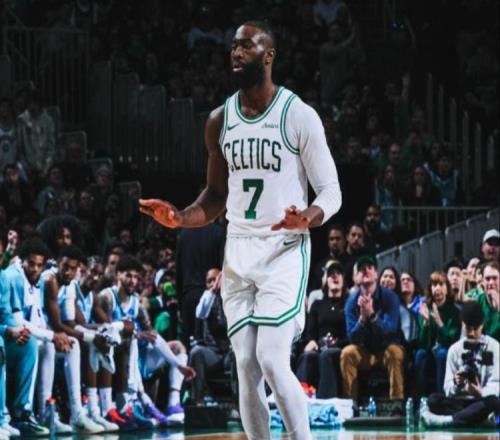 绿凯逆转！布朗35+9三球36+6，克尼佩尔低效，塔图姆23+5全队第二