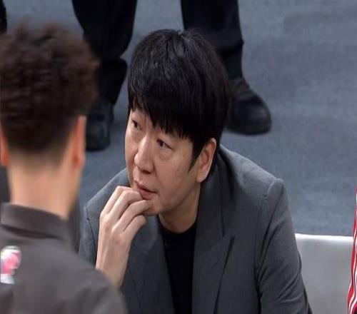 末节连续失误，山东男篮不敌卫冕冠军，高诗岩22+5陶汉林拼到5犯