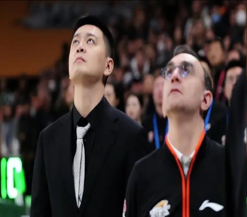 真有东西啊！3.8秒底线球配合尽显执教功力，球迷：确实比杨鸣强