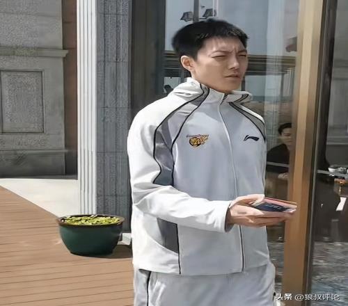 简单粗暴宠粉！胡明轩给客场粉丝送球票今夜战青岛能否走出低迷