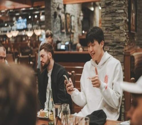 大哥范儿！杨瀚森做东请混音队全队聚餐已回归开拓者冲击季后赛