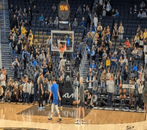 勇士球迷蹲守82场，终于拍到库里热身"作弊码"