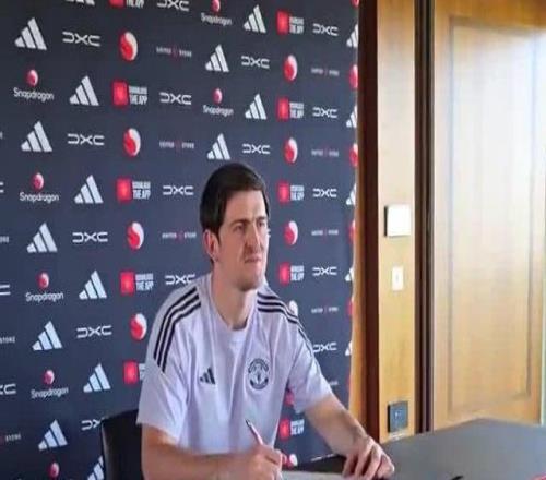 马奎尔续约签字照流出，红魔球迷集体破防