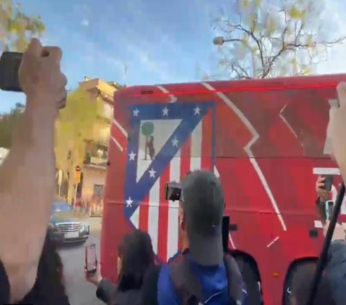 科贝:马竞大巴前往诺坎普的路上遭石块攻击,两扇车窗被砸碎