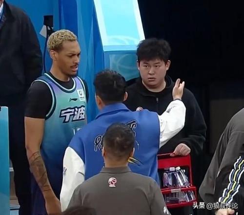 CBA历史罕见一幕！贝兹利临场边顶撞总经理刘家成赛后直接被解雇