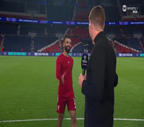 枯坐90分钟，萨拉赫赛后与杰拉德打招呼后拒绝了采访请求