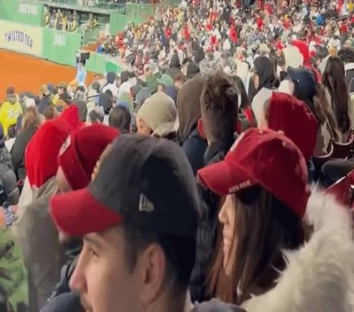 红袜主场被自家球迷"掀桌"：2胜8负后，万人齐喊"卖掉球队"