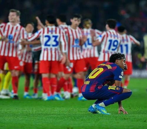 欧冠争议判罚：马竞后卫禁区用手按球巴萨球员抗议点球主裁无视