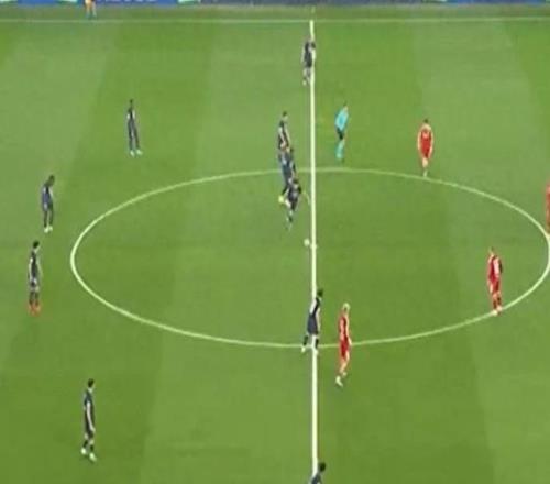 开球即送礼巴黎离奇战术引发热议，名宿批：世界强队不该这么踢