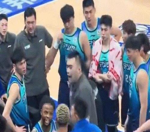 主场球迷朝主队投掷烟盒宁波队被CBA罚款3万