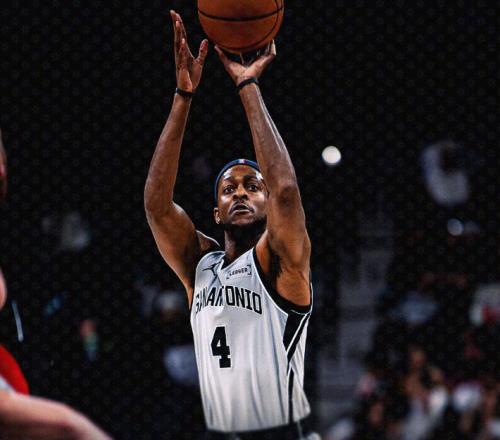 文班缺阵福克斯25+5+7+3，榜眼秀化身全能战士，马刺力克开拓者