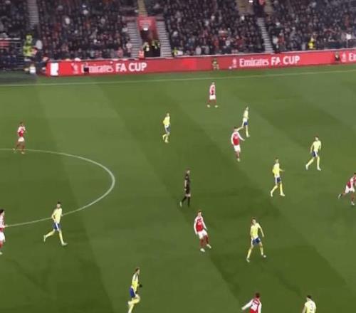 厄德高伤愈首发就背锅：一脚回传失误，球迷吵翻了天