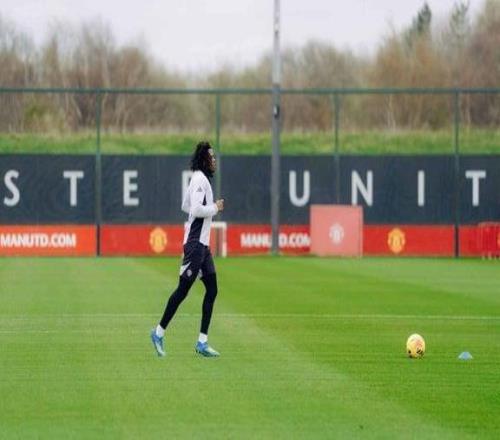 多古躺了3个月终于下地，曼联球迷：别急着让他当驴