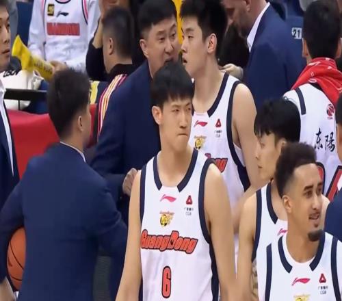 看到杜锋无人可用才想起黄明依，才知道小崔为啥这么久还打不出来