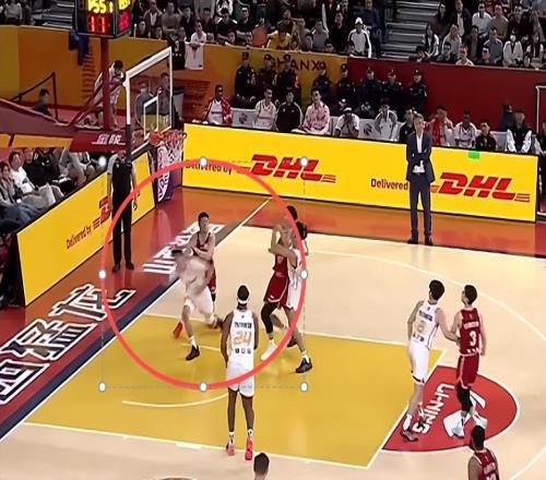 CBA再现争议！男篮国手20秒3下黑手裁判未理睬，深圳悍将将其撞翻