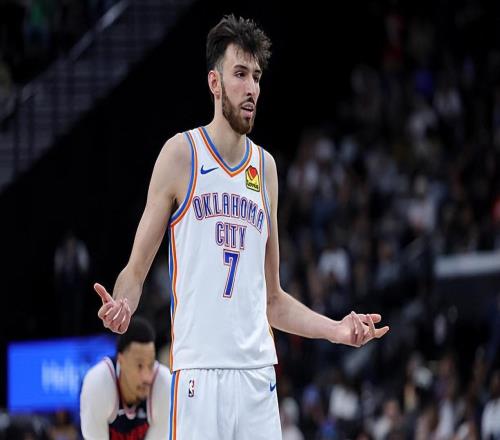 攻防两端都完爆了快船！雷霆内线新星本赛季的进步幅度非常惊人