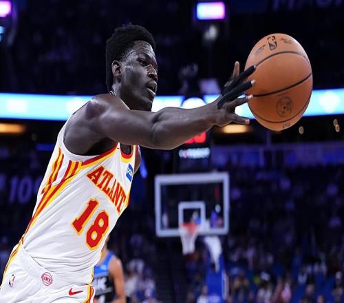 老鹰输给骑士6分，但球队替补中锋的正负值竟然是全场最高的+25