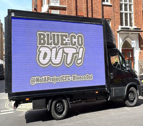 这回真卡车安排上了，切尔西球迷用卡车打出标语抗议BlueCo